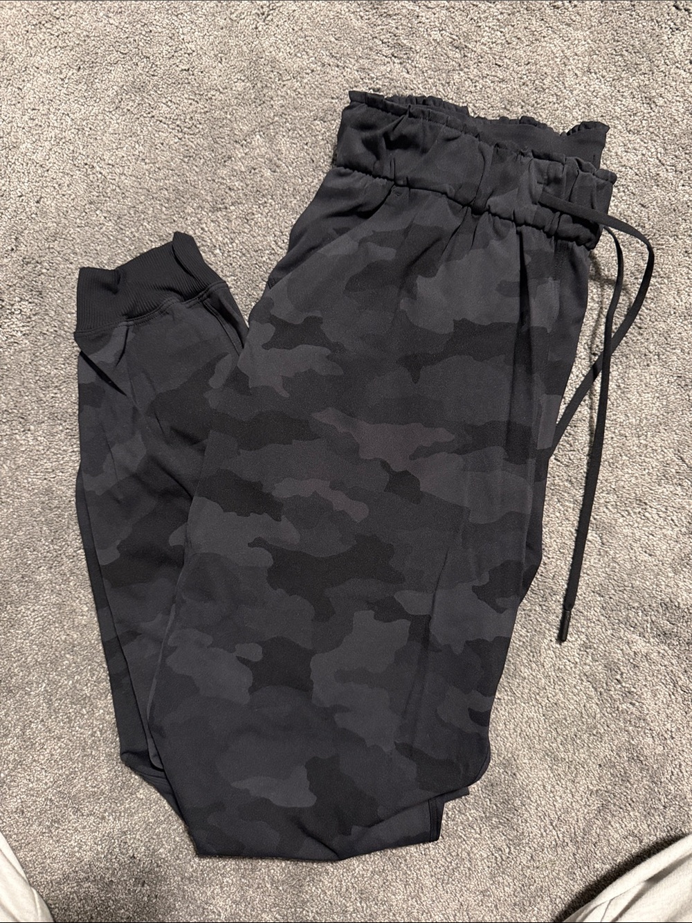 Lululemon Black Grey Camo Jogger Pants

Size 6